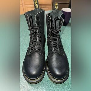 Dr. Martens Pascal boots woman's sz8